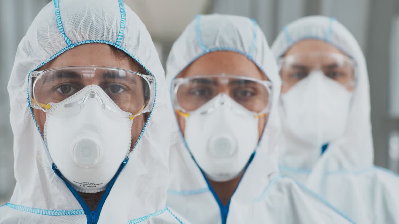 Professionisti medici in attrezzature di protezione