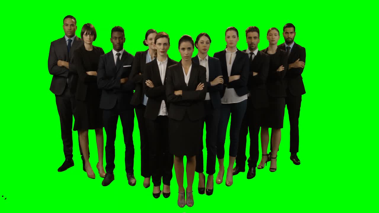 equipo de empresarios de pie con los brazos cruzados