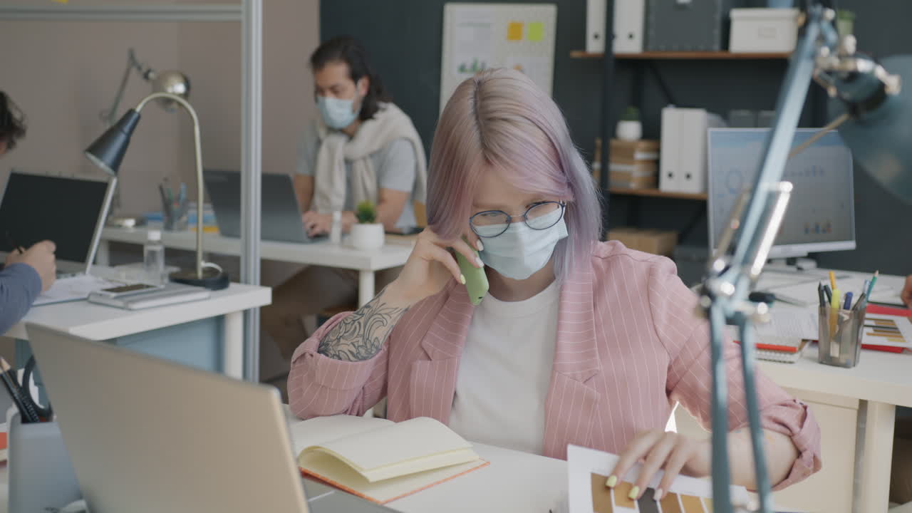 mujer de negocios en una llamada telefónica en una oficina moderna