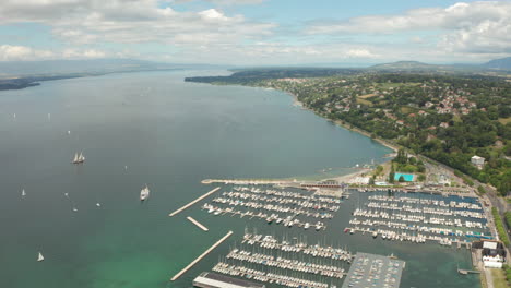 toma aérea sobre la marina de barcos con vistas al lago de ginebra