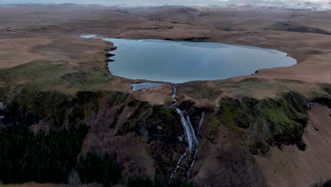 paisaje panorámico de la cascada de systrafoss y el lago systravatn, kirkjubæjarklaustur, islandia - tomada por un avión no tripulado