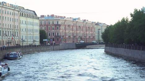 el paisaje urbano del canal en san petersburgo