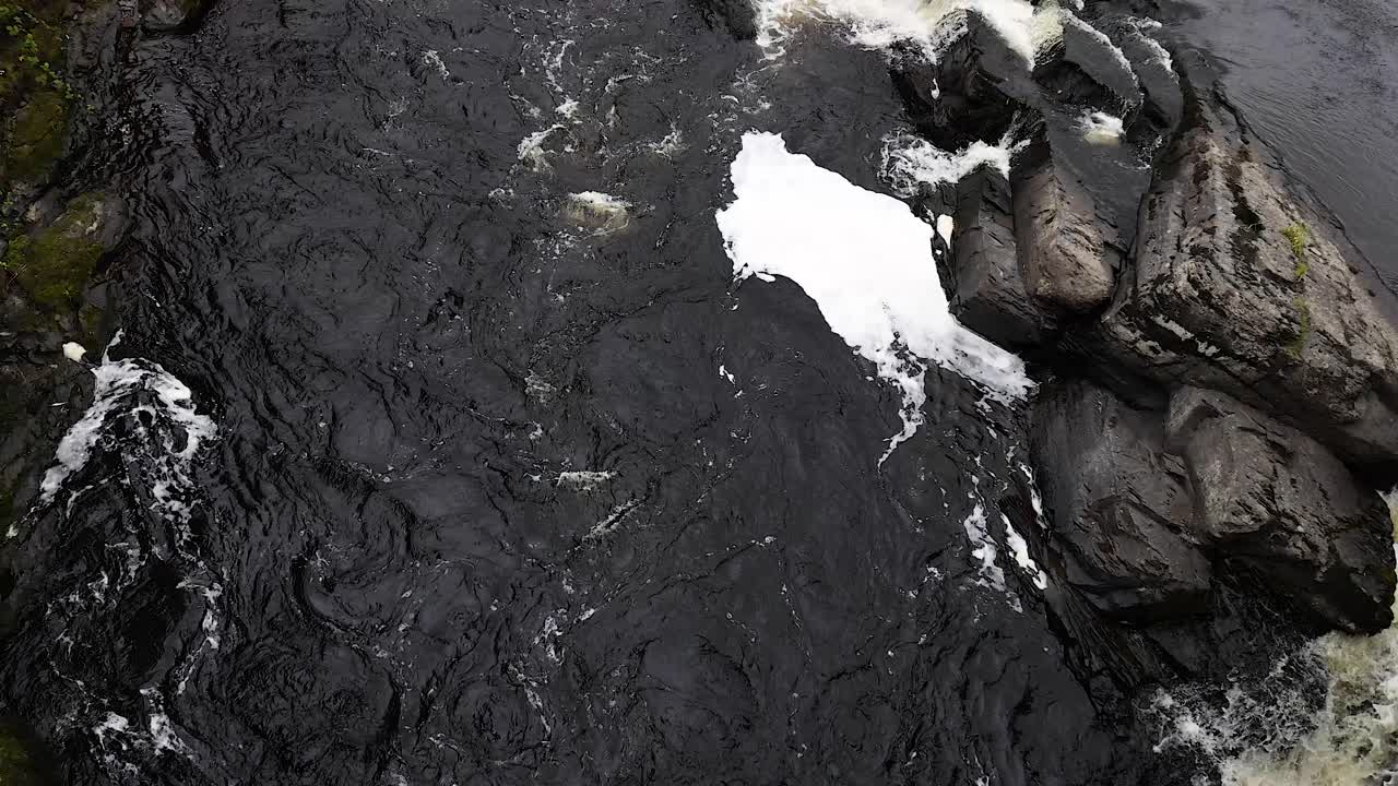 건물들이 보이는 랑골렌을 가로질러 흐르는 강