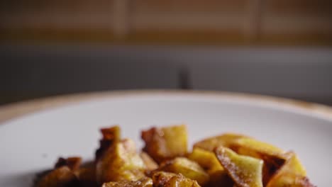 Leckere-Bratkartoffeln-Auf-Einem-Teller,-Nahrhaftes-Vegetarisches-Essen---Boom-Shot