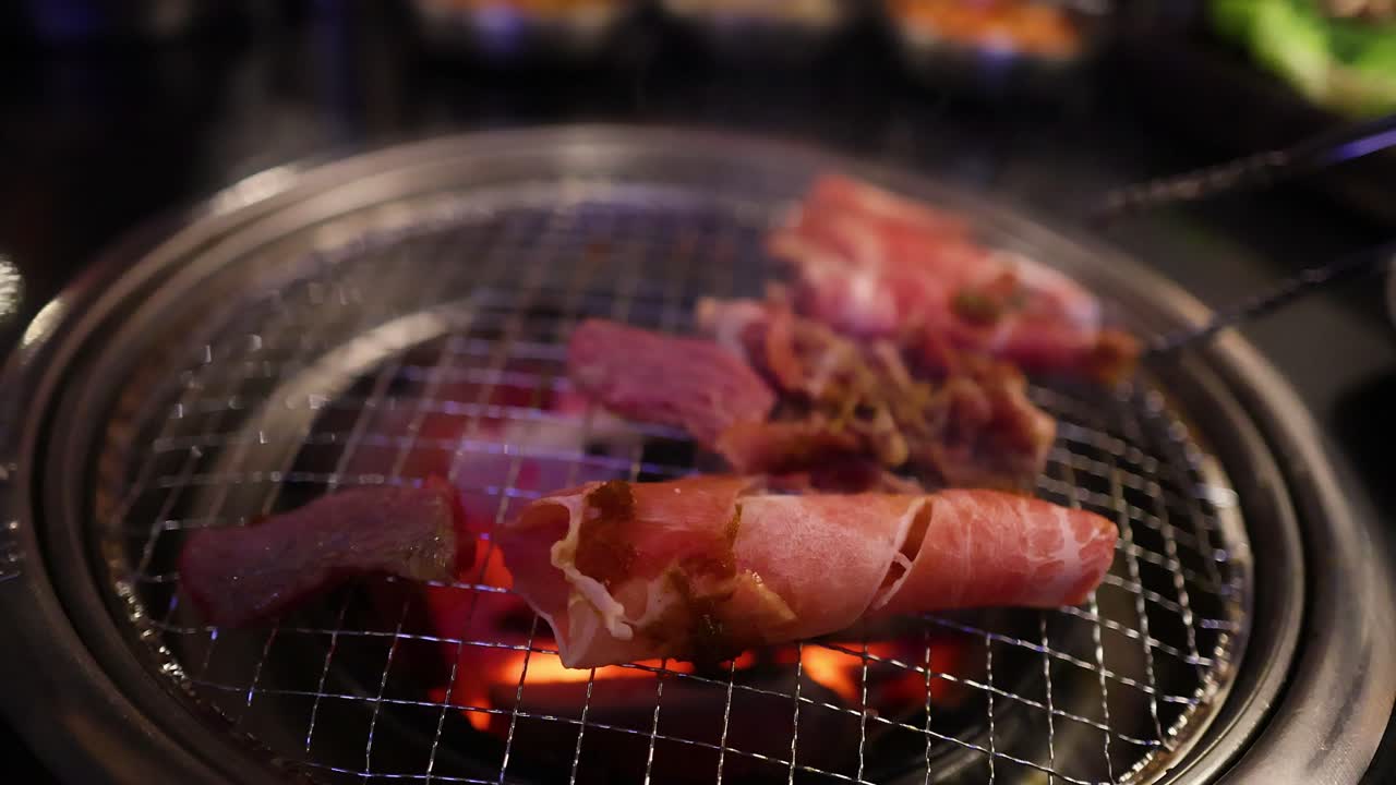 바베큐 에서 고기 와 베이컨 을 는 것