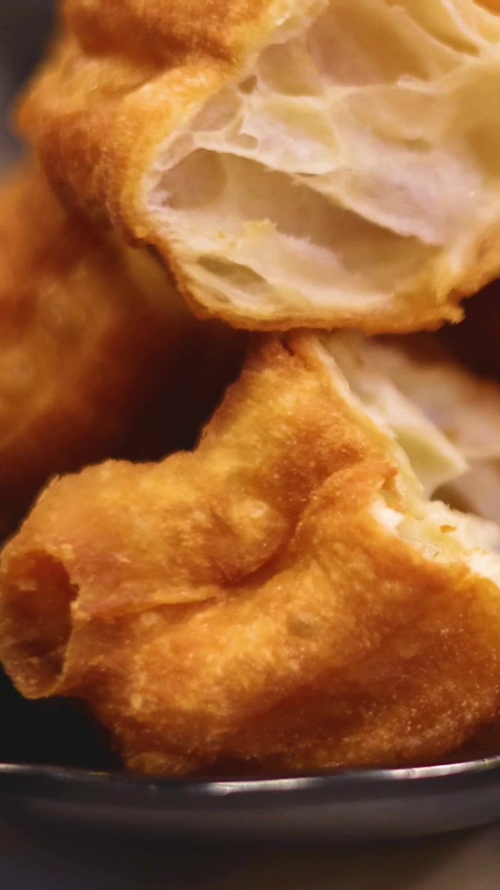 Delizioso congee con pasta fritta e involtini di riso
