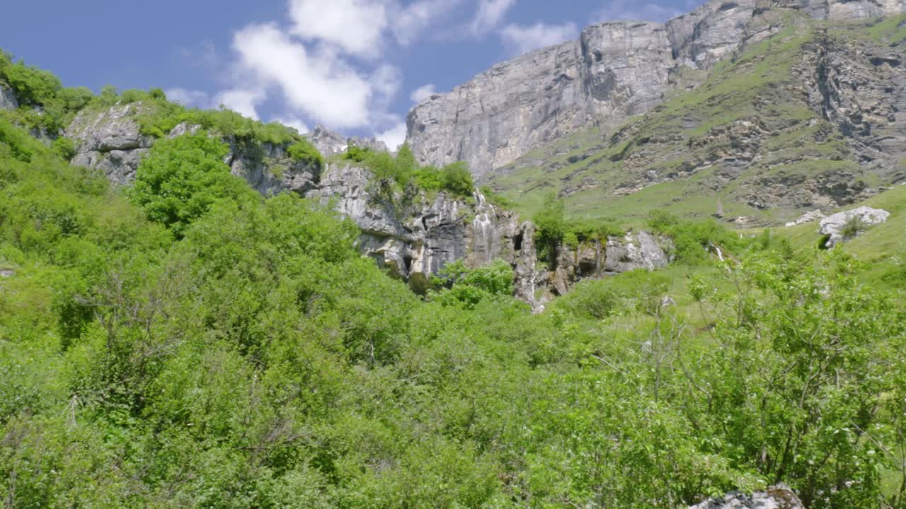 ⁇ 은 날 에 스위스 알프스 의 가파른 바위 산 들 을 가로질러 흐르는 하천