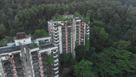 Highland-Towers-Ist-Bekannt-Für-Die-Unglückliche-Tragödie,-Die-Sich-Am-11.-Dezember-1993-Ereignete,-Als-Einer-Der-Drei-Wohntürme-Aus-Der-Luft-Einstürzte