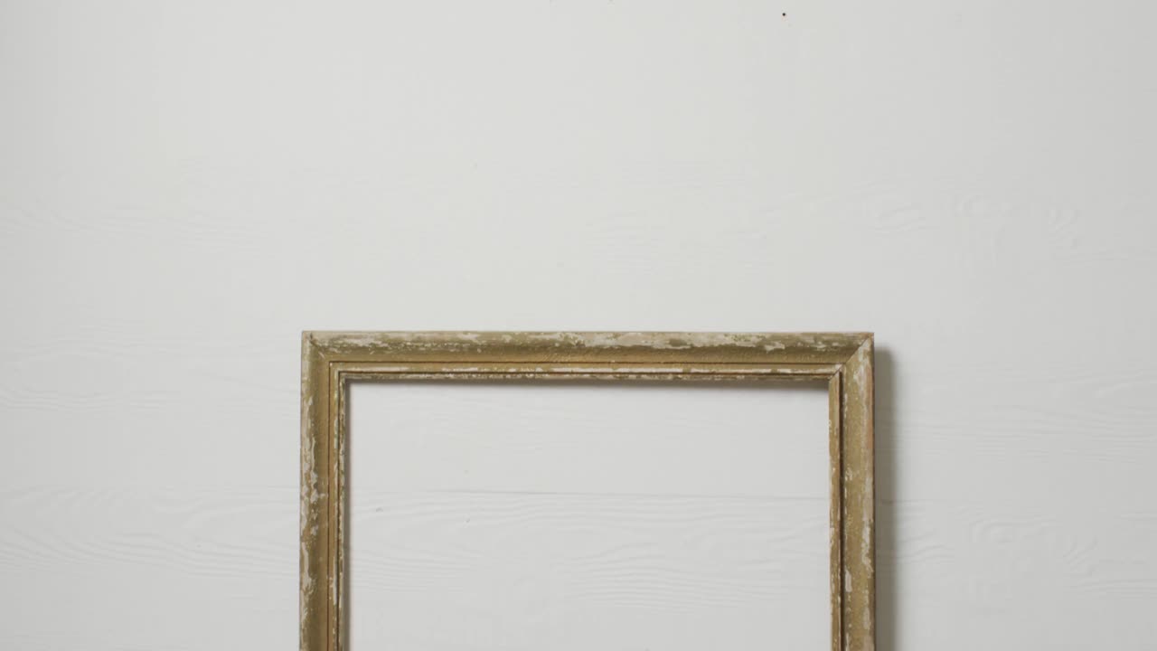 video de calabazas con hojas de otoño y marco con espacio de copia sobre fondo blanco