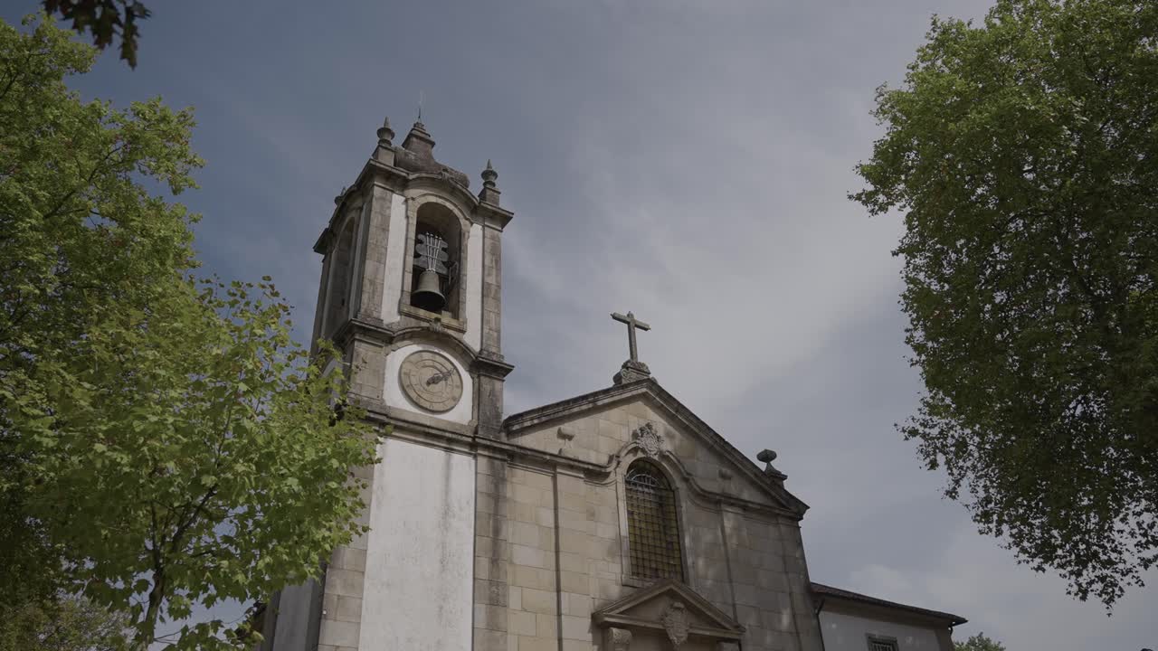기마랑이스의 부드러운 푸른 하늘 아래 상 다마수 교회 바로크 양식의 파사드가 솟아 있어요.