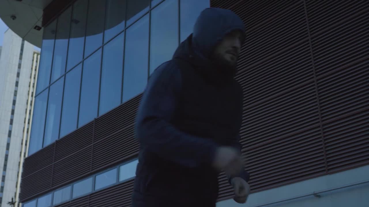 exterior de edificio moderno con corredor