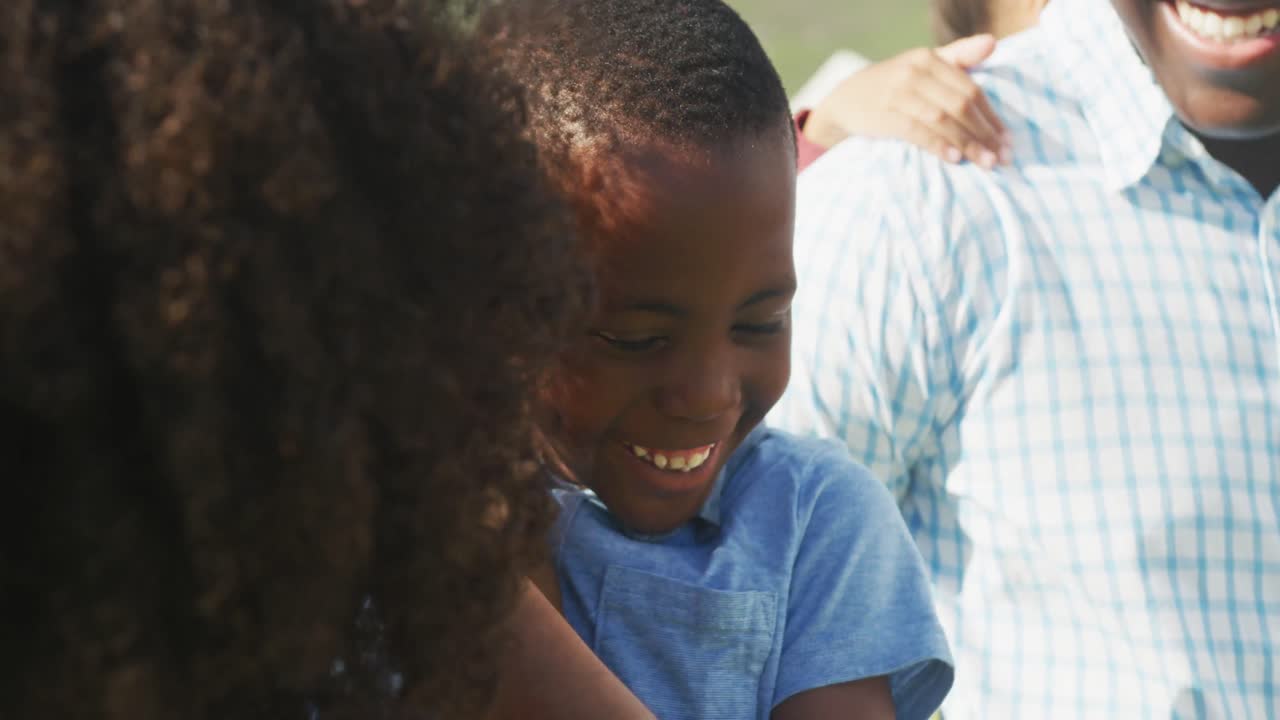 video de una feliz familia afroamericana pasando tiempo juntos en el jardín