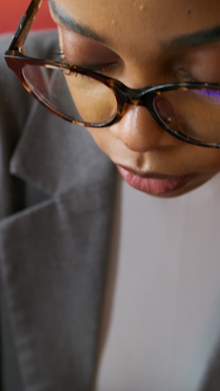 mujer bebiendo bebida