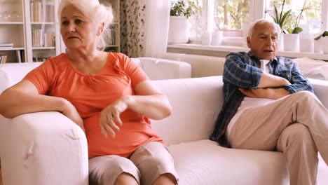 una pareja de ancianos molestos que se ignoran el uno al otro.