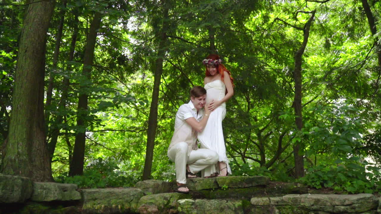 임신 한 여자 의 배 를 들고 있는 남자. 임신 한 여자 의 배 를 듣고 있는 남편