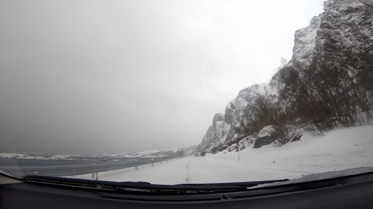 Strada innevata in Norvegia, vista dall'auto