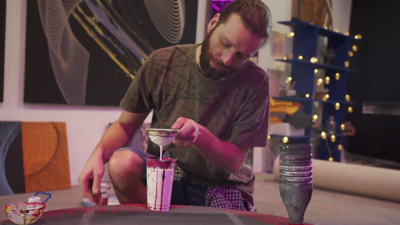Un pittore talentuoso sta filtrando i colori.