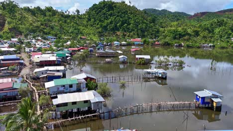 asentamientos rurales en la parte superior de los cimientos de bambú casas de cabaña construidas en un lago