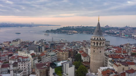 Galata-turm-Im-Zentrum-Von-Istanbul-Von-Nacht-Zu-Tag-Mit-Bosporus-Und-Istanbuler-Skyline,-Hyperlapse-drohnenzeitraffer-Aus-Der-Luft-Nach-Vorn