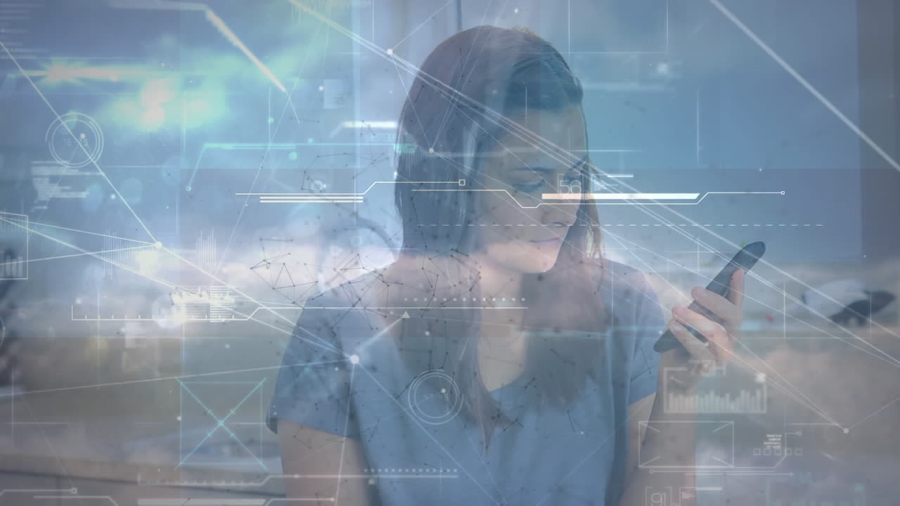 animación de la red de conexiones y procesamiento de datos sobre la mujer caucásica usando teléfono inteligente