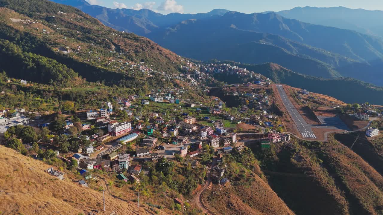 Een luchtfoto van een dorp in Jajarkot toont landelijke huizen verspreid over heuvels en valleien. Het landschap weerspiegelt een traditionele manier van leven, afgelegen geografie en de natuurlijke schoonheid van het westen van Nepal