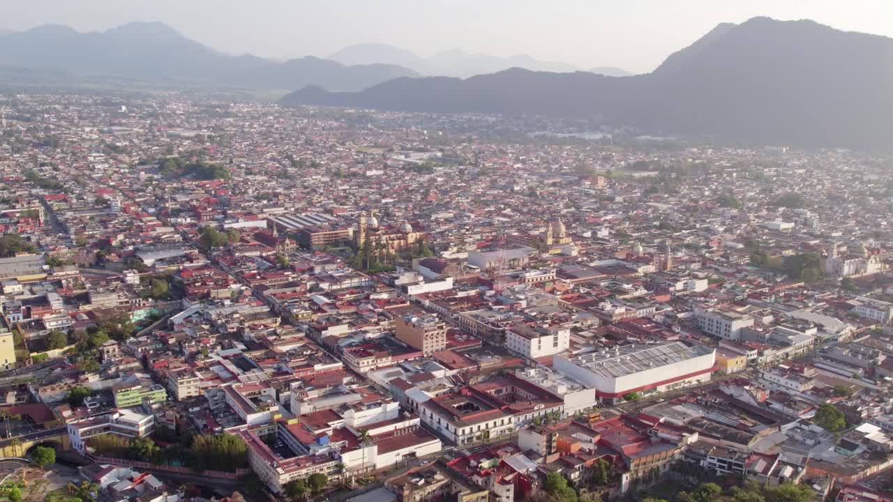 Vista aerea in modalità orbita della bellissima città di Orizaba