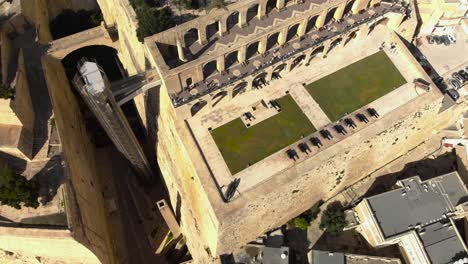 Toma-Aérea-Sobre-Una-Ciudad-Vieja-Y-Un-Jardín-Al-Borde-De-Los-Bastiones