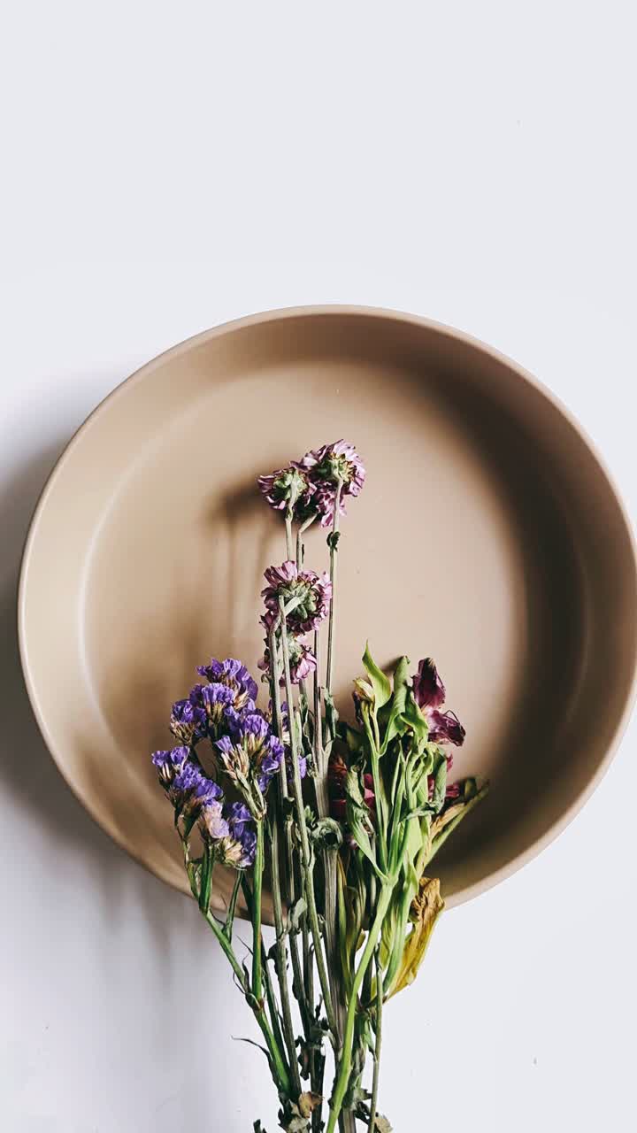 flores secas en un cuenco