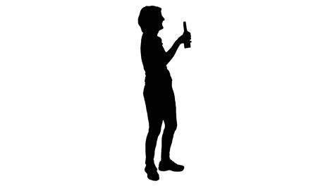 mujer joven bebiendo cerveza y bailando, charla pequeña en la fiesta, silueta en blanco y negro para efectos gráficos en movimiento