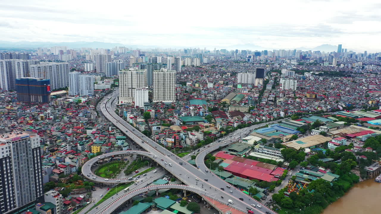많은 사람들이 이 도시에서 움직이고 있습니다.