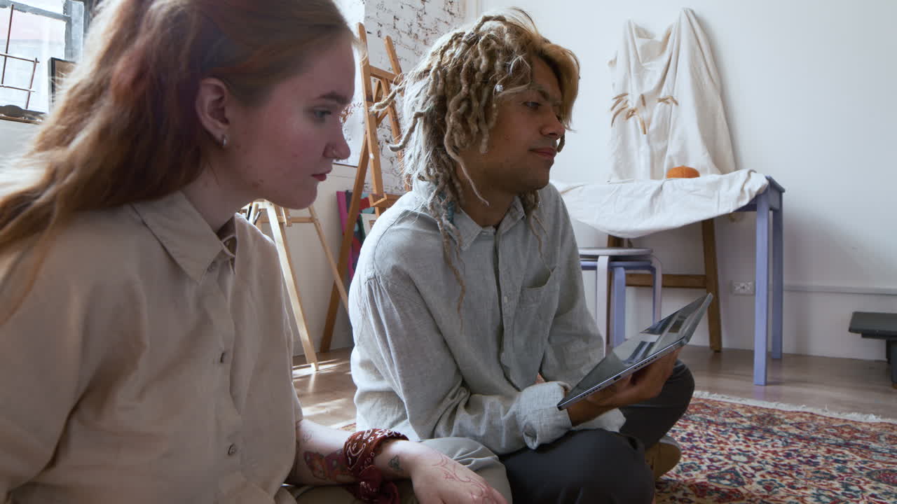 미술 스튜디오에서 남성과 여성 예술가