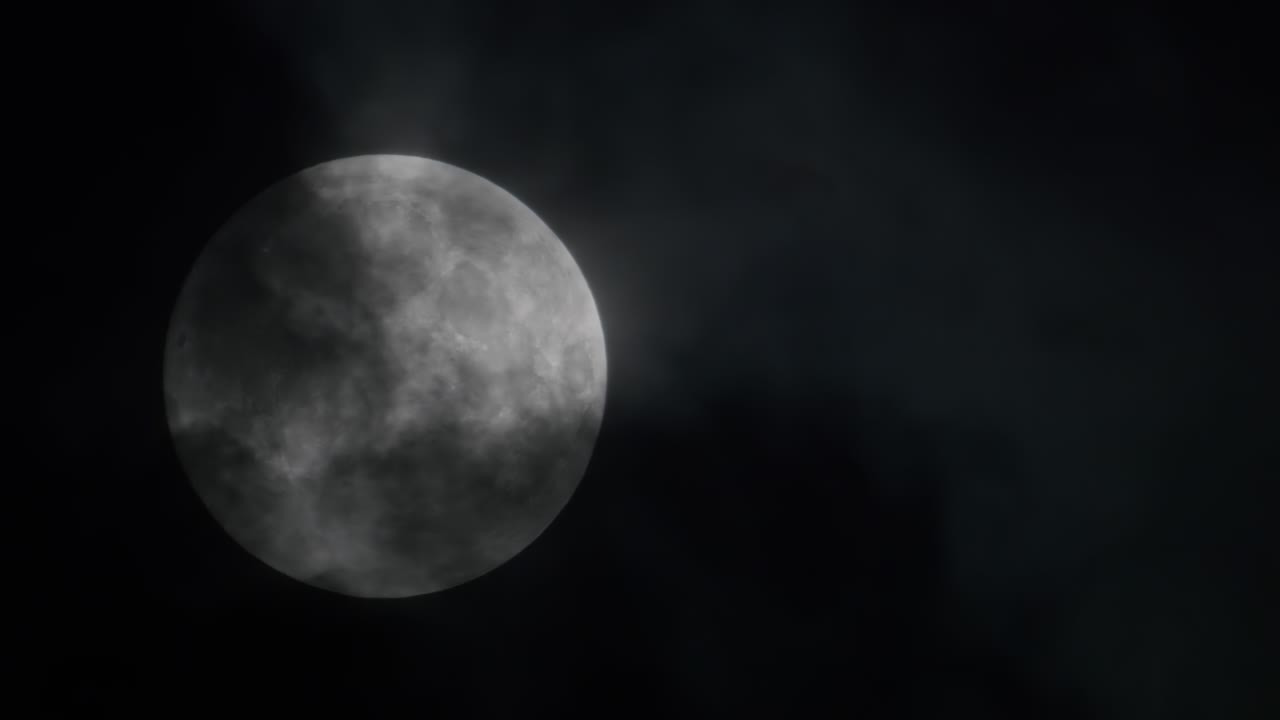 luna llena detrás de las nubes