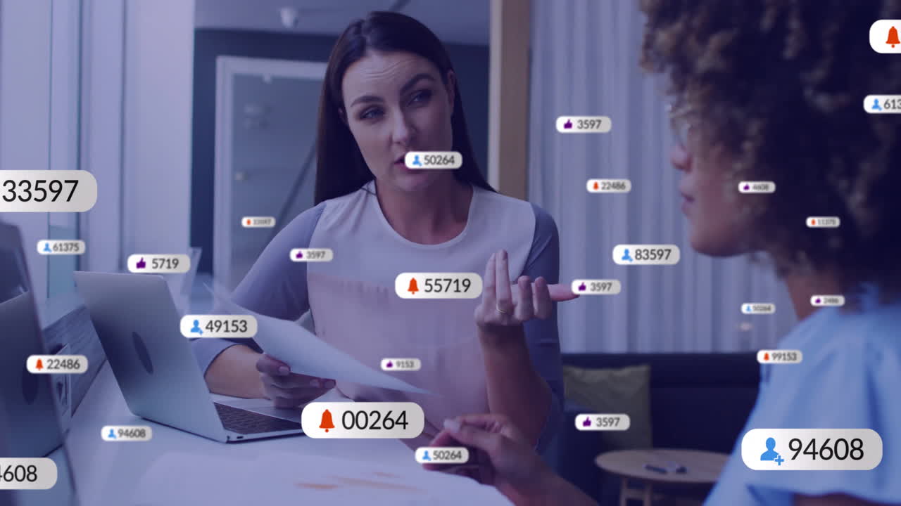 animación de iconos de redes sociales con números sobre diversos colegas discutiendo el trabajo en la oficina