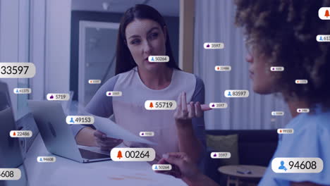 Animación-De-íconos-De-Redes-Sociales-Con-Números-Sobre-Diversos-Colegas-Discutiendo-El-Trabajo-En-La-Oficina