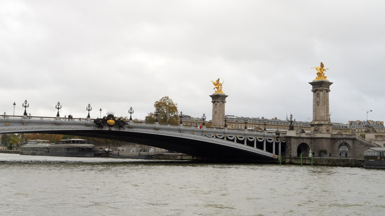 파리 알렉산드르 3세 다리 (pont alexandre iii) 의 기둥 위에 있는 황금화된 조각상.
