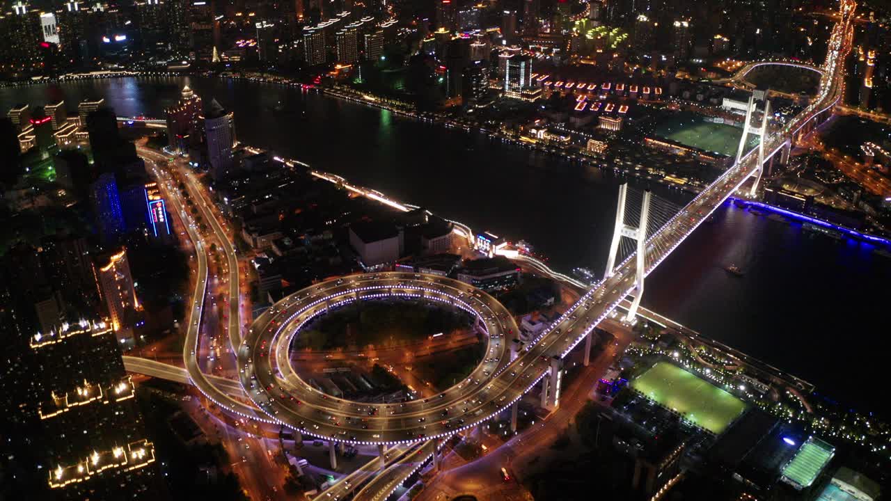 escena de video aéreo del tráfico en el puente de nanpu spiral road noche hora de la puesta del sol con transporte en tierra concepto, shanghai, china en video 4k