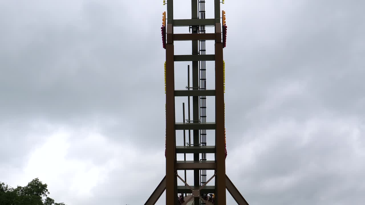 큰 바가 위로 미끄러지고 회전하는 야외 놀이