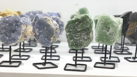 hermosa colección de cristales pulidos y geodas