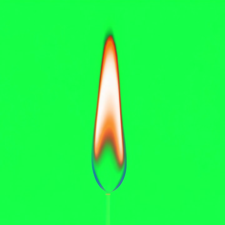Fiamma di fiammifero acceso isolata su schermo verde