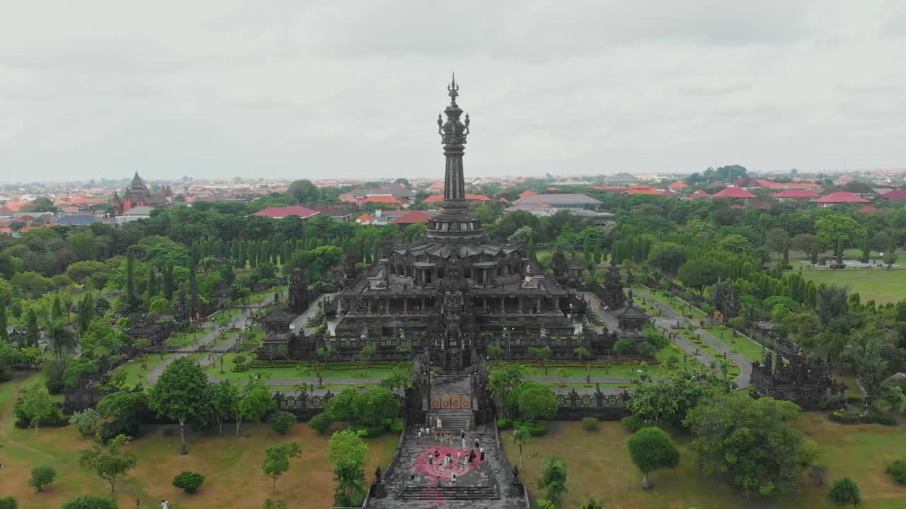 Kemegahan Bajra Sandhi dalam cahaya senja. Indonesia, Bali