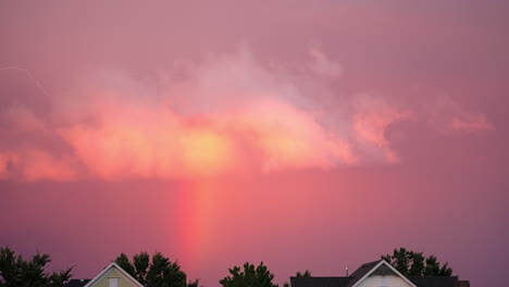 arco iris y relámpagos durante la puesta de sol rosa - cámara lenta