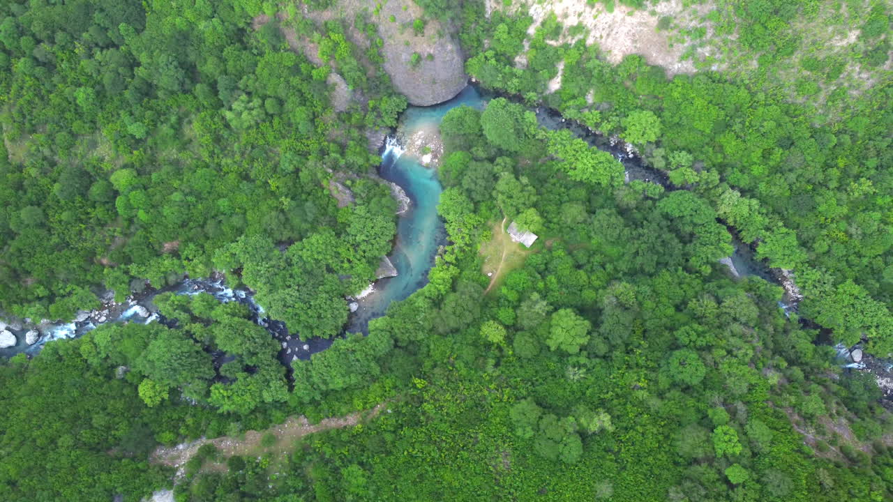 vista panorámica del río voidomatis que serpentea a través de un paisaje cubierto de denso bosque
