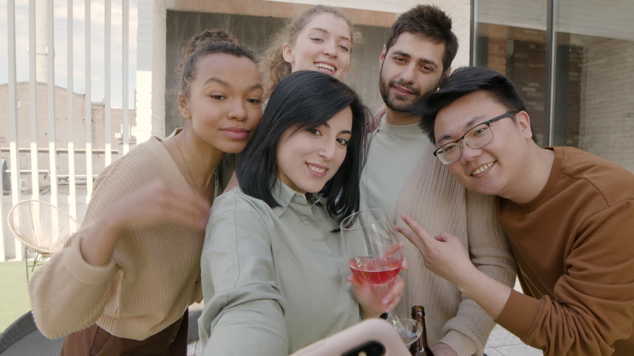 mujer joven y guapa sonriendo y mirando a la cámara, transmitiendo en streaming, haciendo videollamadas en línea