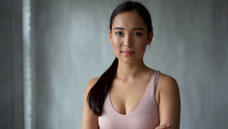 예쁜 젊은 여성이 웃고 카메라를 쳐다보며 스트리밍으로 방송하고 온라인 화상 통화를 합니다.