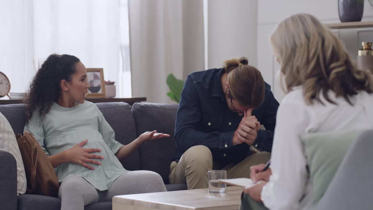 젊은 인종 간 부부가 치료에서 논쟁하고 있습니다.