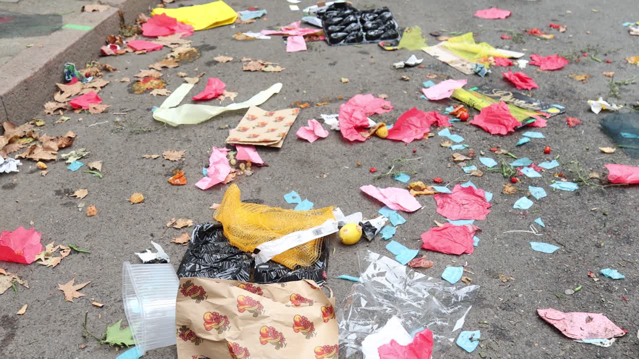 음식 거리 시장 후 가난하고 가난한 사람들을 위해 남겨진 과일과 채소 상자