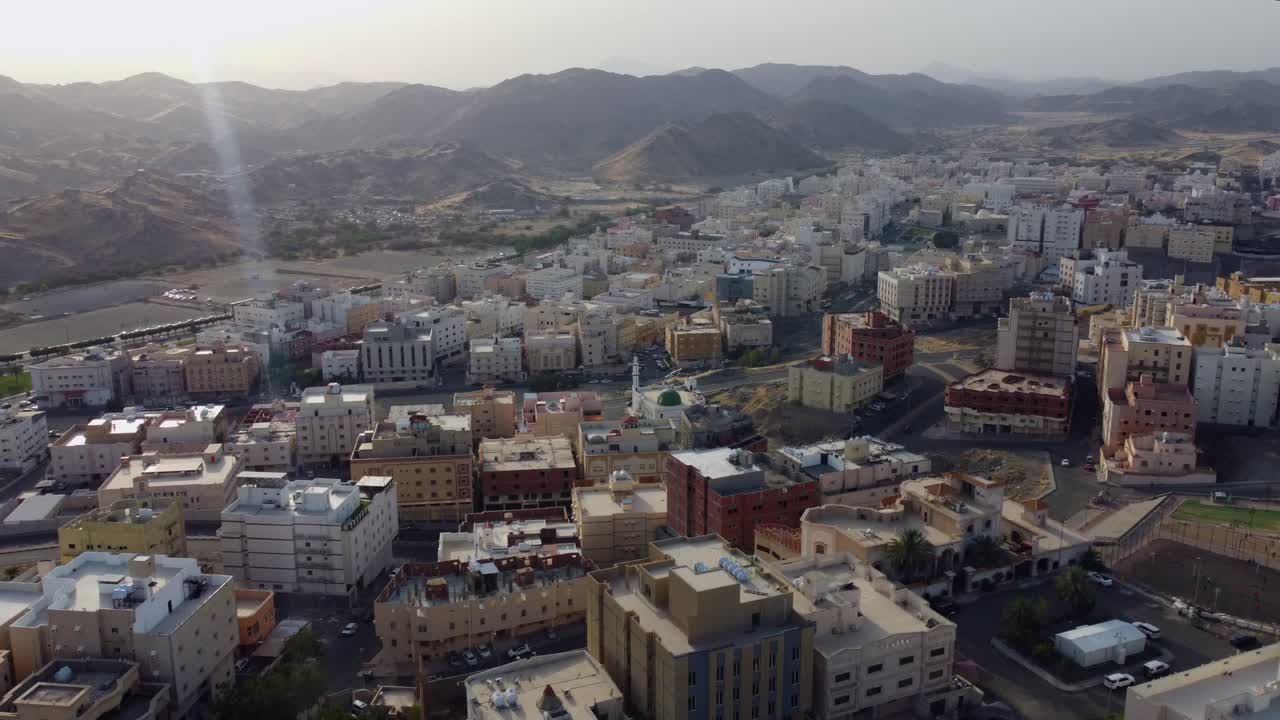 la meca, arabia saudita ciudad urbana en el desierto, 4k drone flyover con paisaje montañoso
