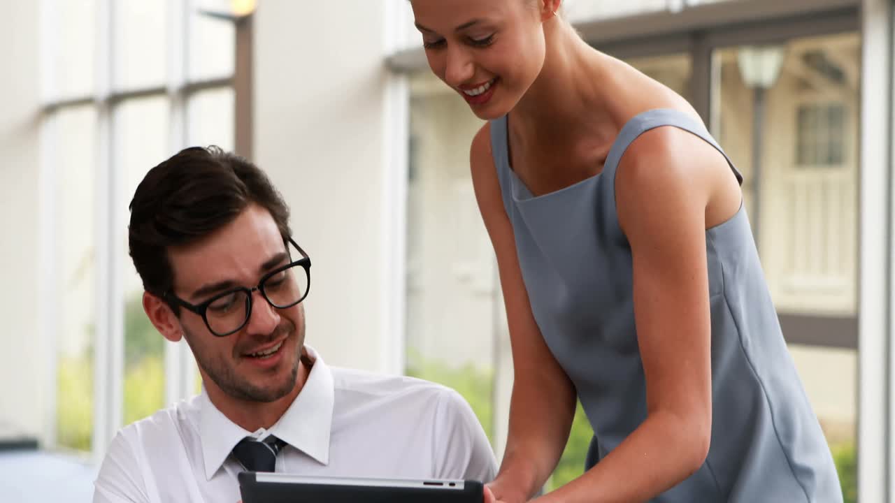 ejecutivos de negocios discutiendo sobre una tableta digital 4k