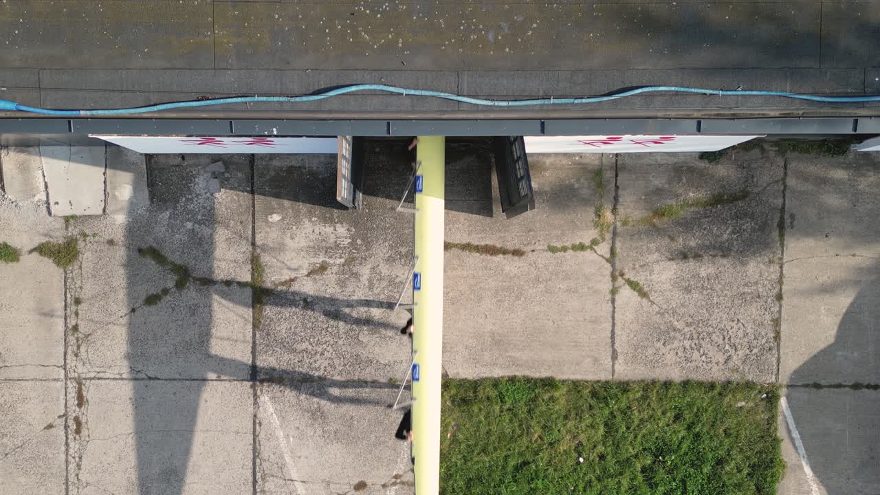equipo tomando un bote de remo fuera de almacenamiento para navegar por el río