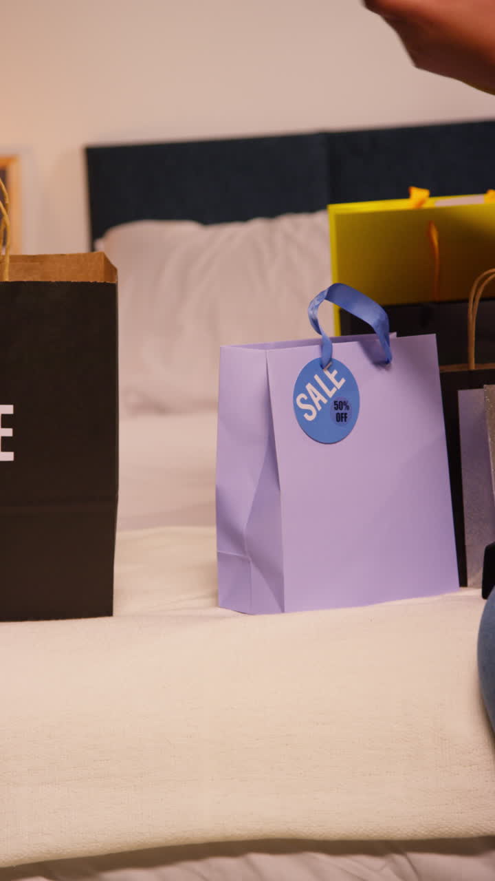 bolsas de compras y ofertas de venta en una cama